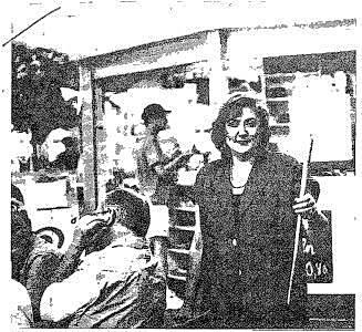 Bild aus der Konstanzer Ausgabe aus dem Jahr 1997. In der Bildunterschrift: „Rosi Arend vom Pavillon am See fährt eine ganze Reihe von ...
