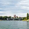 Der Rhein bei Basel (Symbolbild). Am Donnerstag haben Feuerwehr und Kantonspolizei eine Schwimmerin gerettet, die sich mit ihrem ...