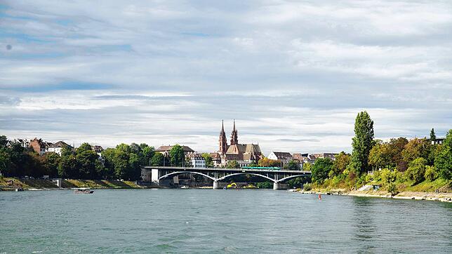 Der Rhein bei Basel (Symbolbild). Am Donnerstag haben Feuerwehr und Kantonspolizei eine Schwimmerin gerettet, die sich mit ihrem ...