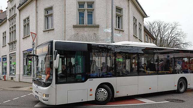 Der Radolfzeller Stadtbus, hier an der Kreuzung Tegginger/Schützen- und Bismarckstraße, soll ab 2026 nach einem neuen Konzept betrieben ...