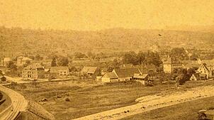 Der Blick auf das Schlossareal bis zur Eisenbahnlinie 1892. Ein Jahr später wurde es von der Gemeinde erworben und 1895 das Neue Schloss ...