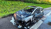 Von dem Auto ist nicht mehr viel übrig: Am Karfreitag ist ein Auto auf der Autobahn 81 in Flammen gestanden