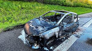 Von dem Auto ist nicht mehr viel übrig: Am Karfreitag ist ein Auto auf der Autobahn 81 in Flammen gestanden