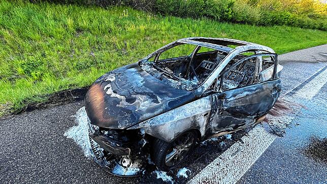 Von dem Auto ist nicht mehr viel übrig: Am Karfreitag ist ein Auto auf der Autobahn 81 in Flammen gestanden