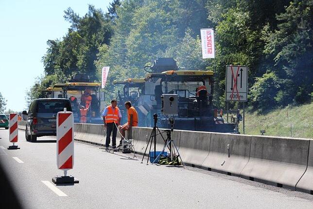 Autofahrer, die bis nach Überlingen wollen, werden in Meersburg vor der zweiten Großbaustelle auf der B 31 umgeleitet. PKWs müssen durch ...