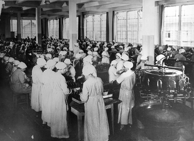 Frauen in weißen Kitteln arbeiten in der Flaschenspülerei. Bei Maggi wurde viel Glas gebraucht, denn die Würze wurde in den klassischen ...