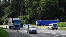 Um diesen Abzweig geht es: Nach rechts, wo der blaue Laster wartet, kommt man von der Bundesstraße 313 in Richtung Wahlwies und zur ...