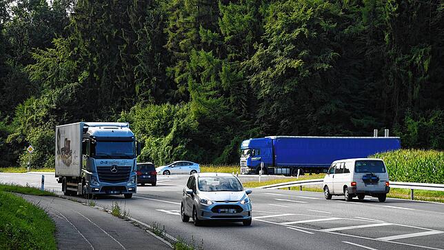 Um diesen Abzweig geht es: Nach rechts, wo der blaue Laster wartet, kommt man von der Bundesstraße 313 in Richtung Wahlwies und zur ...