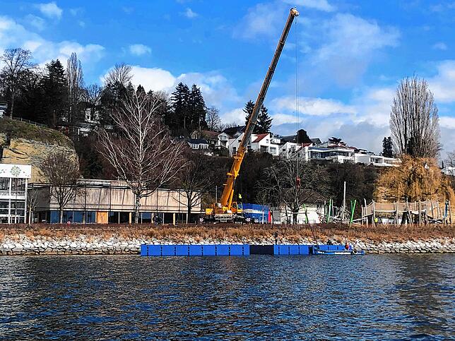 Am ersten Tag des Aufbaus wurden die Schwimmpontons zusammengesetzt und dann mit einem Boot vor die Tribüne gebracht.
