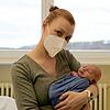 Janne Vogelbacher kam als erstes Kind des Jahres 2022 im Klinikum Hochrhein zur Welt. Er fühlt sich rundum wohl im Arm seiner Mutter ...