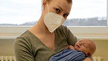 Janne Vogelbacher kam als erstes Kind des Jahres 2022 im Klinikum Hochrhein zur Welt. Er fühlt sich rundum wohl im Arm seiner Mutter ...