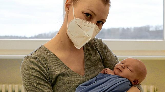 Janne Vogelbacher kam als erstes Kind des Jahres 2022 im Klinikum Hochrhein zur Welt. Er fühlt sich rundum wohl im Arm seiner Mutter ...