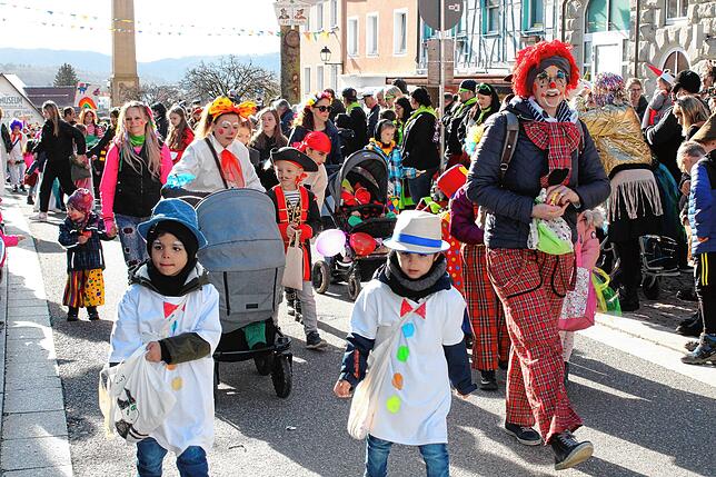 Bild 39: Kinderumzug und Setzen des Kindernarrenbaums in Stockach (Teil 1)