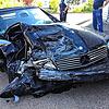 Zuerst durchpflügte das Auto einen Garten, dann landete es in einer Hallenfassade. Bei dem Unfall am 8. August in Überlingen wurde der ...