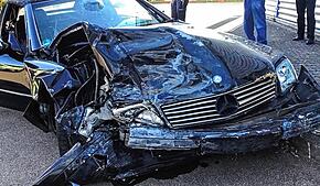 Zuerst durchpflügte das Auto einen Garten, dann landete es in einer Hallenfassade. Bei dem Unfall am 8. August in Überlingen wurde der ...