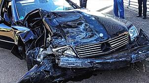 Zuerst durchpflügte das Auto einen Garten, dann landete es in einer Hallenfassade. Bei dem Unfall am 8. August in Überlingen wurde der ...