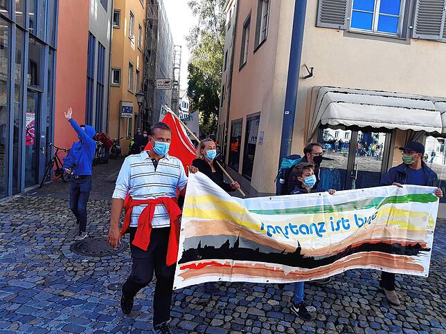 Konstanz ist bunt: Bei dieser Demonstration waren Vertreter fast aller politischer Parteien vertreten. Ziel war der Münsterplatz, wo ...
