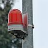 Die neuen Warnblinker am Murger Weg. Das Schutzschild im hinteren Bereich der Leuchte soll Reflexion verhindern, die möglichweise ...