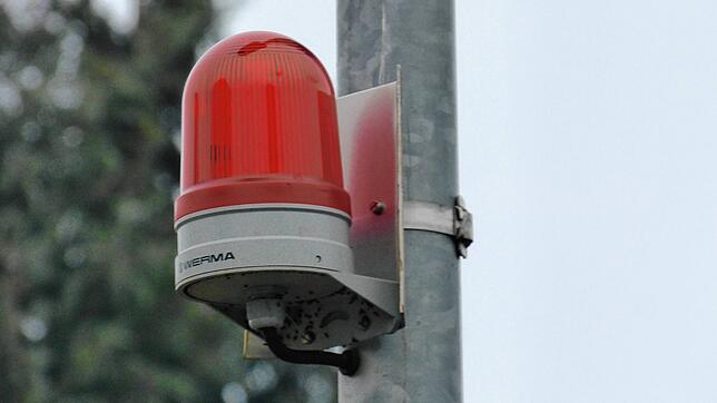 Die neuen Warnblinker am Murger Weg. Das Schutzschild im hinteren Bereich der Leuchte soll Reflexion verhindern, die möglichweise ...