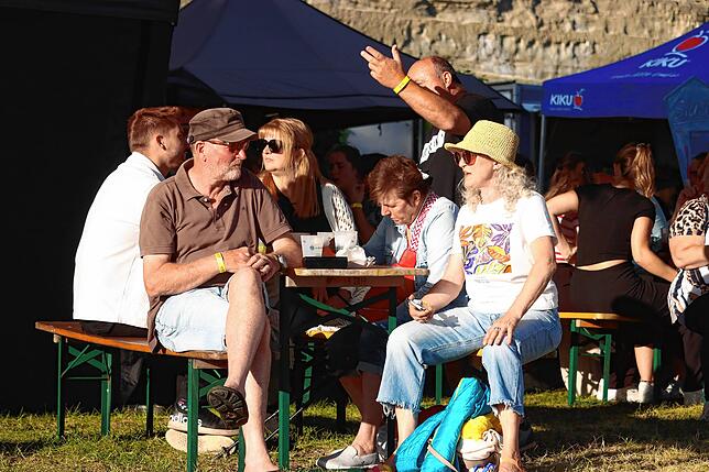 Bild 2: 1000 Besucher feiern eine Beachparty im Uferpark
