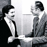 2. Januar 1983: Bernhard Kaiser empfängt von Bernhard Everke die Ernennungsurkunde zum Ersten Beigeordneten.