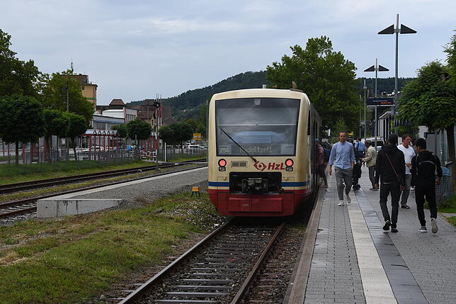 Heute fährt das Seehäsle von Stockach nach Radolfzell. 1996 ging die Nahverkehrsverbindung von Radolfzell nach Stockach wieder in ...