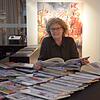 Von der Rezeption aus hat Brigitte Lemkamp eine gute Aussicht auf die in der Stadtgalerie ausgestellten Bilder.