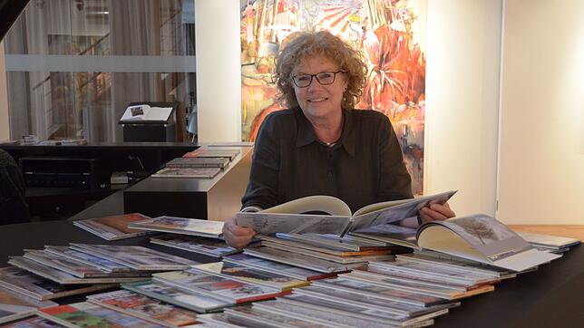 Von der Rezeption aus hat Brigitte Lemkamp eine gute Aussicht auf die in der Stadtgalerie ausgestellten Bilder.