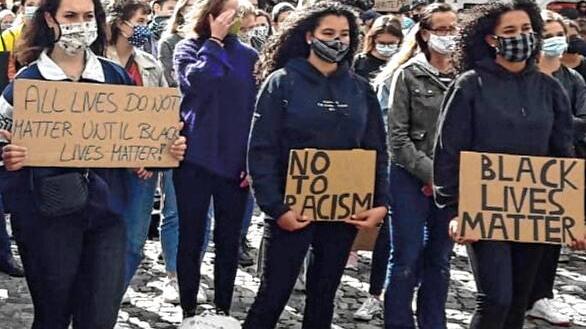 Über 1000 Menschen demonstrierten am Samstag am Münsterplatz gegen Rassismus.