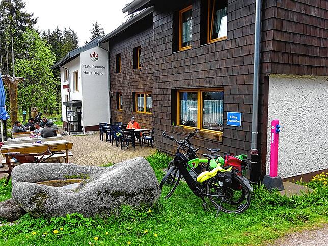 Am Naturfreundehaus Brend kann man die Akkus laden und gut einkehren.