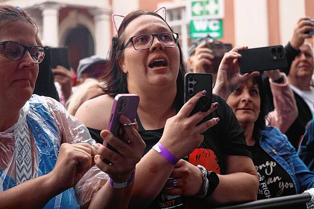 Bild 17: 2200 Fans feiern mit Kerstin Ott auf dem Schlossplatz