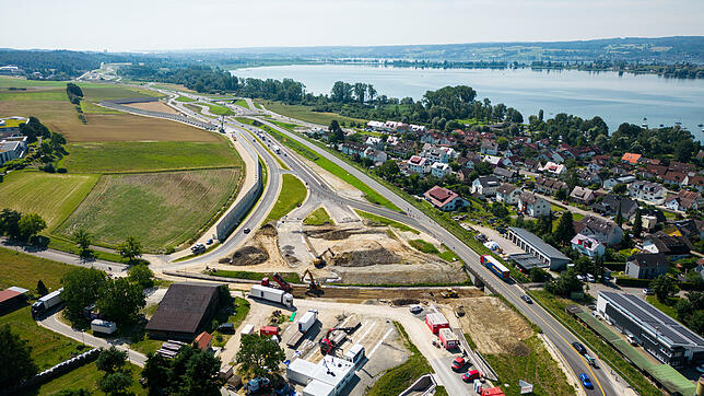 Für ein kurzes Stück geht es hier nochmals auf die alte B33: Im Bereich Tafelholz zwischen dem Ortsrand von Allensbach (rechts) und den ...