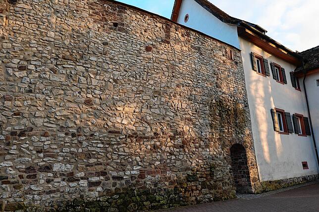 Mit geschärften Blick auf den sanierten Bereich der Stadtmauer beim Abt-Gaiser-Haus kann man den einstigen Zinnenkranz erkennen.