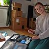 Den Rucksack mit ihrer Ausrüstung hat Hebamme Pauline Otto immer dabei. Darin befindet sich auch ein altes Hörrohr zur Kontrolle der ...