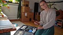 Den Rucksack mit ihrer Ausrüstung hat Hebamme Pauline Otto immer dabei. Darin befindet sich auch ein altes Hörrohr zur Kontrolle der ...