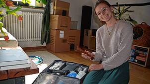 Den Rucksack mit ihrer Ausrüstung hat Hebamme Pauline Otto immer dabei. Darin befindet sich auch ein altes Hörrohr zur Kontrolle der ...