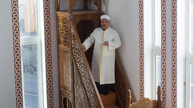 Abdussemet Kilit bei der Predigt auf der Kanzel der Konstanzer Moschee. Er spricht dabei zwei Sprachen: Arabisch und Türkisch.