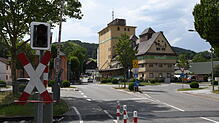 Der Übergang der Ablachtalbahn über die Aachenstraße. Die Strecke führt an dieser Stelle nah am viel befahrenen ZG-Kreisel vorbei ...