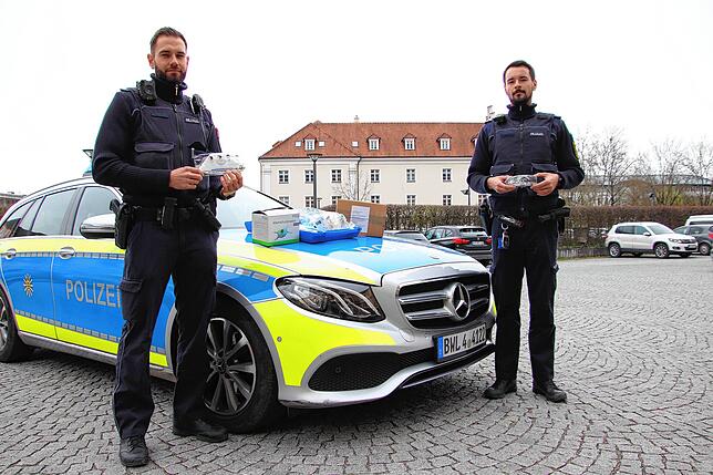 Polizeikommissar Felix Schwendinger (links) und Polizeimeisteranwärter Christian Reich zeigen dem SÜDKURIER ihre Schutzausrüstung.