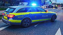 Einsatzfahrzeug der Polizei sichert eine Unfallstelle (Symbolbild)