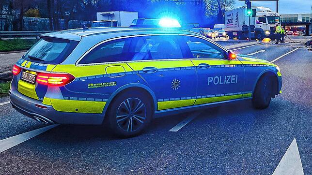 Einsatzfahrzeug der Polizei sichert eine Unfallstelle (Symbolbild)