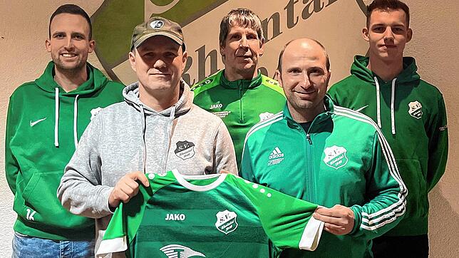 Neue Aufgabe: Roger Streule (Zweiter von links) wird neuer Cheftrainer beim SV Rheintal &ndash; unterstützt von Torwart-Trainer Thorsten ...