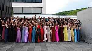 Hurra, das Abitur ist in der Tasche – darüber freuen sich 68 Schülerinnen und Schüler des Hochrhein-Gymnasiums Waldshut.