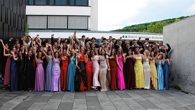 Hurra, das Abitur ist in der Tasche – darüber freuen sich 68 Schülerinnen und Schüler des Hochrhein-Gymnasiums Waldshut.