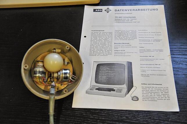 Die Konstanzer Rollkugelsteuerung (RKS) für den Arbeitsplatz TR 440: Der Computer mit der zugehörigen Maus wurde insbesondere in ...