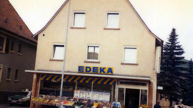 Das Lebensmittelgeschäft Dötzkirchner in der Tevesstraße 41 war in den 1960er Jahren eines von zwölf Lebensmittelgeschäften in Blumberg. ...