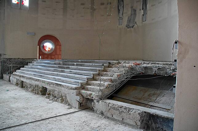 Da die Stufen zum Altarraum verbreitert werden, wurden die Podeste auf beiden Seiten entfernt. Darunter kommt die Decke zur Unterkirche ...