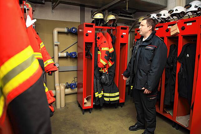 Wie eng es in der Feuerwehr am Standort Mitte zugeht, zeigt dieses Bild: Laut Kommandant Mario Dutzi ist dies ein Heizungsraum, doch er ...