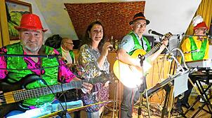 Die Band Stausee-Echo (von links): Michael Dengler, Jürgen Heine, Christine Müller, Norbert Straub und Gerhard Dotter. Bilder: Andreas ...