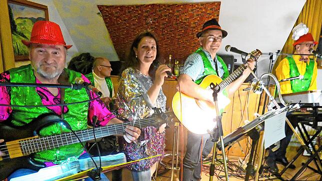 Die Band Stausee-Echo (von links): Michael Dengler, Jürgen Heine, Christine Müller, Norbert Straub und Gerhard Dotter. Bilder: Andreas ...